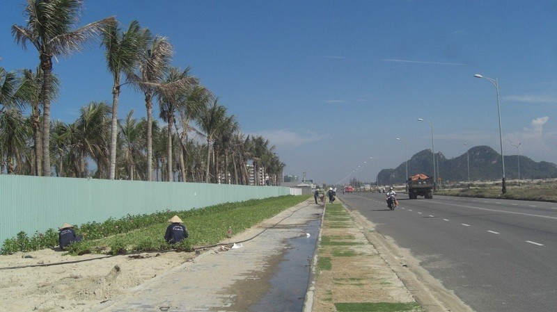 Dù đã hoàn thành nhiều hạng mục nhưng Dự án Khu du lịch Hòn Ngọc Á Châu đang bị “tạm dừng” sau khi xuất hiện quy hoạch mới