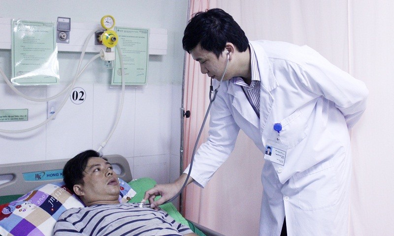 Bác sĩ thăm khám cho bệnh nhân sau khi cứu sống thông qua triển khai Mô hình cấp cứu nội viên