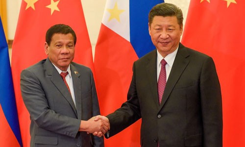 Chủ tịch Trung Quốc Tập Cận Bình (phải) và Tổng thống Philippines Rodrigo Duterte trong cuộc gặp tại Bắc Kinh tháng 5/2017. Ảnh: Reuters/VnE