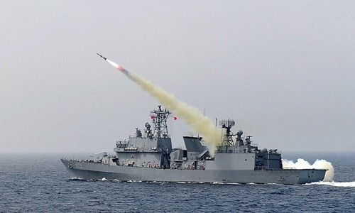 Tàu hải quân Hàn Quốc phóng tên lửa trong một cuộc tập trận hồi năm 2017. Ảnh: South Korean Defense Ministry/VnE