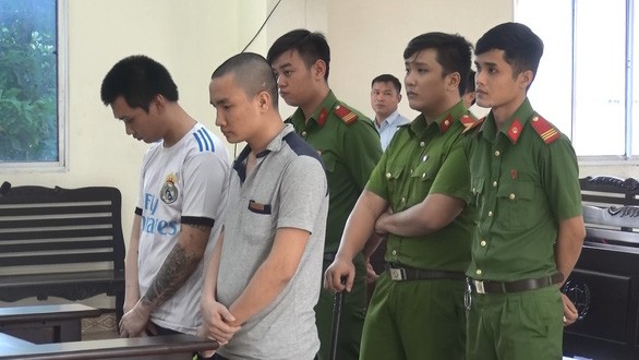 Bị cáo Phú (bên trái) và bị cáo Chức tại phiên tuyên án ngày 29/11