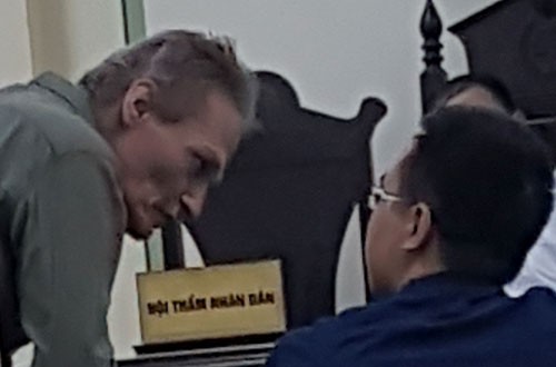 Bị cáo Phạm Jurgen Michael (trái) mong muốn không bị trục xuất khỏi Việt Nam. Ảnh VnExpress