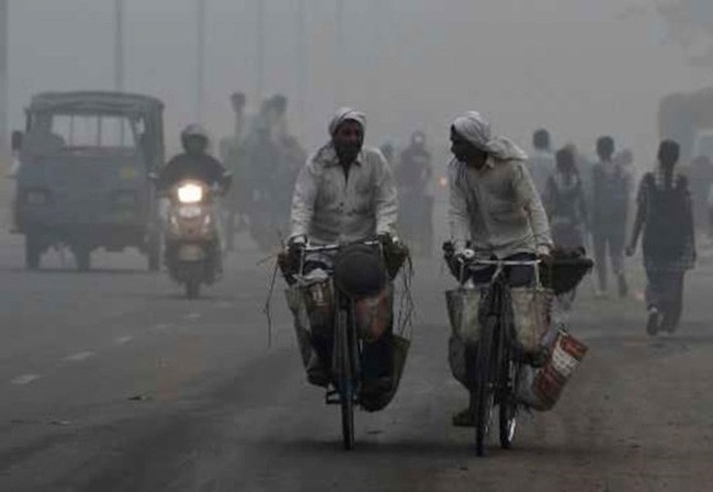 Khói mù ô nhiễm trên đường phố New Delhi. (Ảnh: Phys.org/VTV24)

