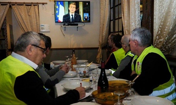 Những người biểu tình “áo vàng” ghi lại các phát biểu của ông Macron