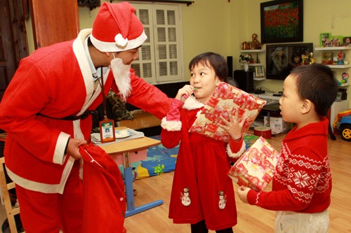 Những “Ông già Noel” sinh viên đem lại niềm vui cho nhiều em nhỏ dịp Noel