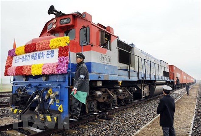 Tàu chở hàng vào Nhà ga Panmun ở thị trấn biên giới Kaesong, Triều Tiên. (Ảnh: AFP/TTXVN)