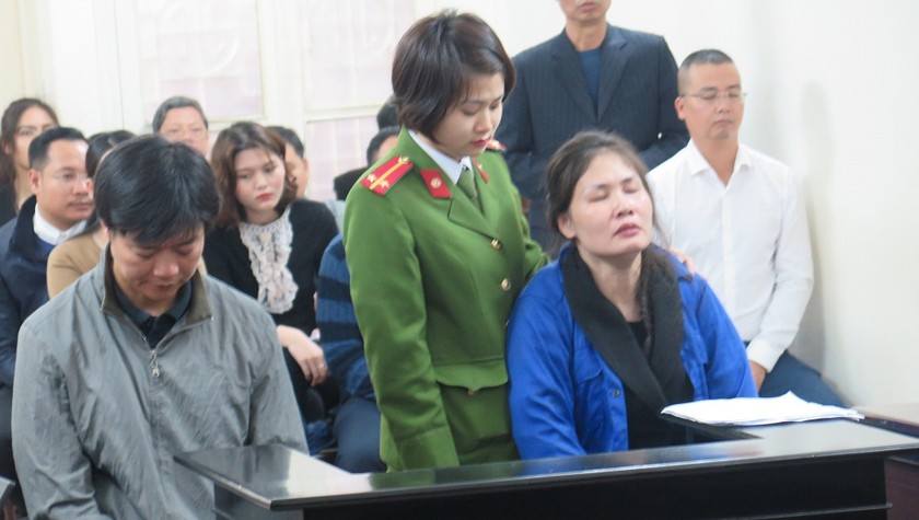 Vợ chồng bị cáo Mai tại tòa