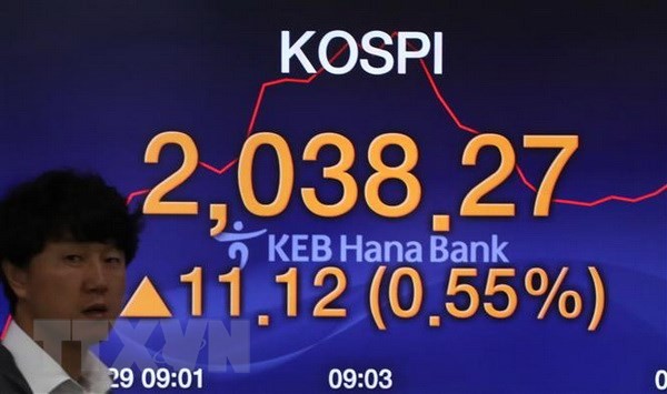 Bảng tỷ giá chứng khoán tại ngân hàng Hana ở thủ đô Seoul, Hàn Quốc. (Nguồn: Yonhap/TTXVN)