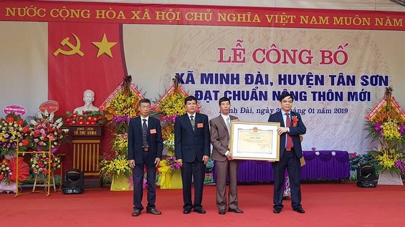 Phó Chủ tịch UBND tỉnh Nguyễn Thanh Hải trao Bằng công nhận danh hiệu xã đạt chuẩn NTM cho lãnh đạo xã  Minh Đài