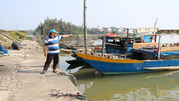Ngư dân Phan Bất (52 tuổi, thôn Hiền An 1, xã Vinh Hiền) phải sắm thêm thuyền nhỏ để vận chuyển thủy, hải sản đánh bắt được vào bờ