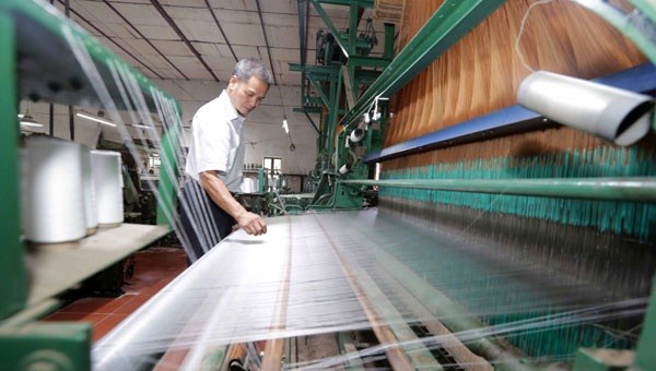Tín dụng chính sách đã “tạo đà” cho gia đình ông Lê Ngọc Đại, làng Nha Xá có điều kiện gìn giữ, mở rộng nghề dệt lụa truyền thống