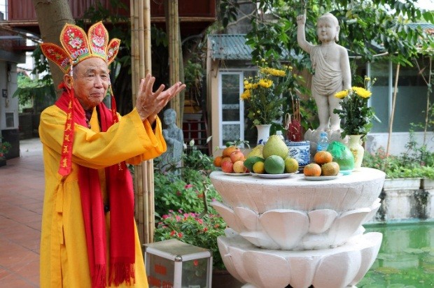 Ông Nguyễn Bảo Sinh làm lễ an táng cho thú cưng