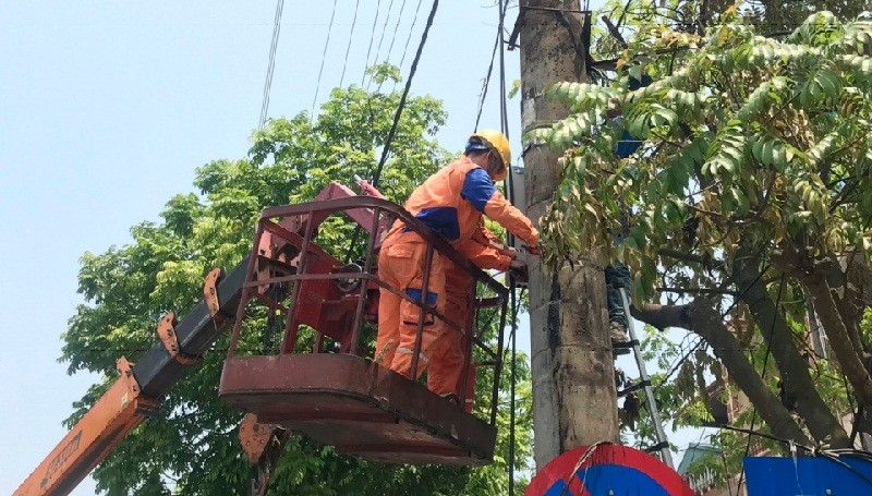 Thời tiết nắng nóng, công nhân điện càng cần phải tăng cường các biện pháp bảo vệ an toàn lưới điện, tránh các sự cố có thể xảy ra