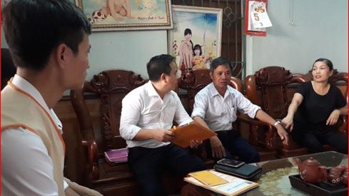 Nhân viên Bảo hiểm PVI triển khai bảo hiểm tai nạn hộ sử dụng điện đến các hộ dân…