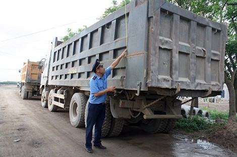 Cơ quan chức năng sẽ có các biện pháp kiên quyết xử lý các xe ô tô tải tự đổ tái vi phạm về kích thước thành thùng xe