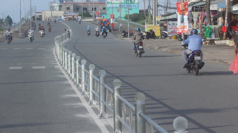 Hậu Giang đã lắp nhiều dải phân cách tại các tuyến đường tạo thuận lợi cho người dân khi lưu thông