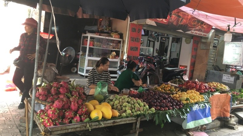 Đào, mận được bày bán tràn lan, được quảng cáo có nguồn gốc từ Sa Pa