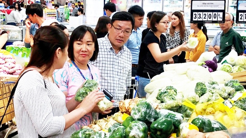 Nhiều loại nông sản đảm bảo xuất xứ và chất lượng đã được đưa vào siêu thị tiêu thụ