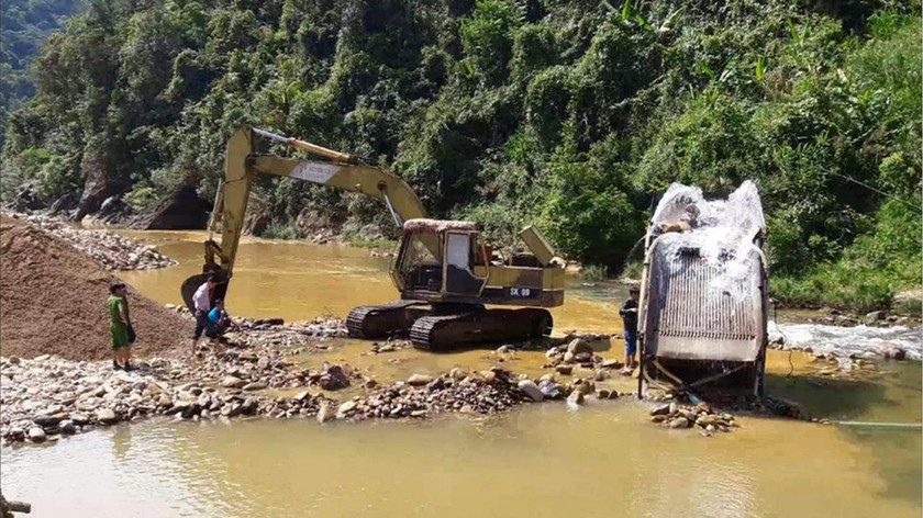 Suối A Lin giờ đục ngầu, ô nhiễm vì bị khai thác cát