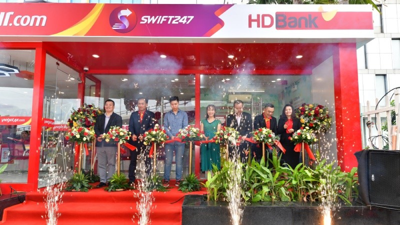 Ban lãnh đạo HDBank cắt băng khai trương Khu vực Ngân hàng số 24/7 tại 60A Trường Sơn, Phường 2, Quận Tân Bình, TP HCM