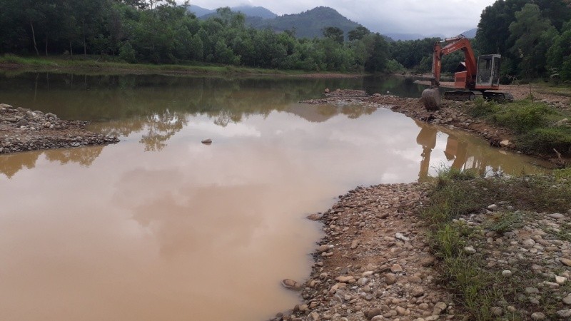 Đoạn thượng nguồn sông Truồi đục ngầu vì nạn khai thác cát sỏi trái phép