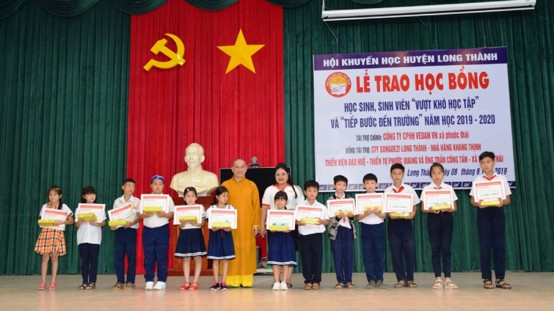 Bà Nguyễn Thu Thủy - Phó Giám đốc Đối ngoại Vedan Việt Nam trao học bổng cho các em học sinh