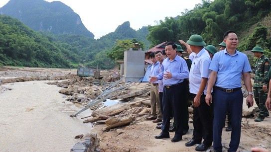 Ông Hoài cùng lực lượng xung kích kiểm tra một điểm lũ quét tại Thanh Hóa mới đây