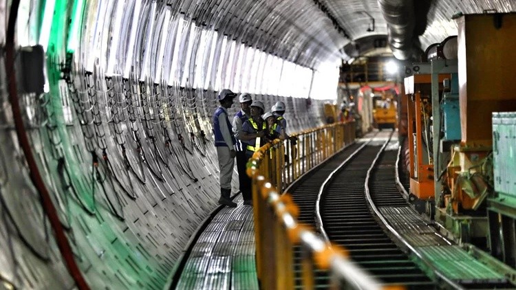 Tuyến Metro Số 1 đã làm được 67%, dự kiến hoàn thành cuối năm 2021. Ảnh: Hữu Khoa/VnE