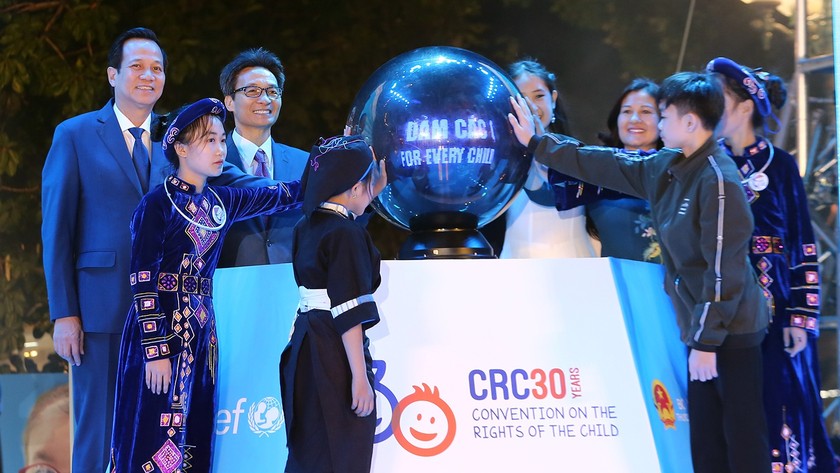 Phó Thủ tướng Vũ Đức Đam cùng tham gia nghi thức “Thắp sáng màu xanh vì quyền trẻ em”. Ảnh: VGP/Đình Nam
