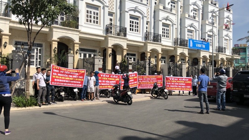 Hàng chục khách hàng treo băng rôn cầu cứu và tố cáo Tiên Phong Land và chủ đầu tư lừa đảo