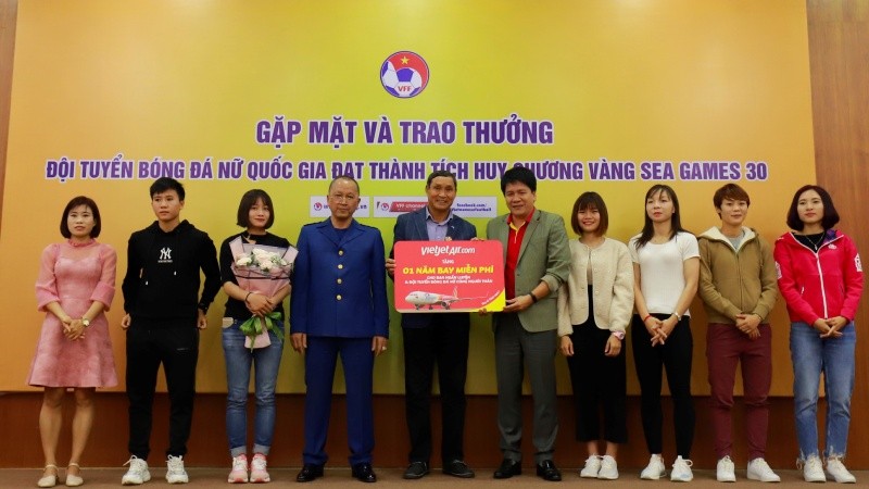 Vietjet trao phần thưởng 1 năm bay miễn phí tới hai đội tuyển bóng đá nam nữ vô địch SEA Games