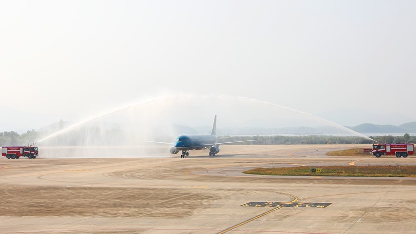Nghi thức phun vòi rồng chào đón chuyến bay đầu tiên từ Nhật Bản đến Cảng hàng không quốc tế Vân Đồn. Ảnh: Đỗ Việt Phương