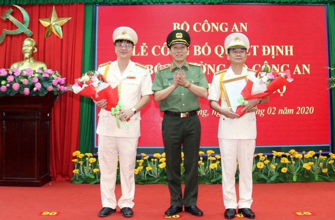 Trung tướng Lương Tam Quang - Thứ trưởng Bộ Công an trao Quyết định của Bộ trưởng Bộ Công an cho đại tá Nguyễn Minh Ngọc (bìa phải) và đại tá Lê Minh Quang