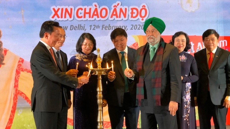 Phó Chủ tịch nước Đặng Thị Ngọc Thịnh và Ngài Hardeep Singh Puri - Quốc vụ khanh phụ trách Hàng không Ấn Độ tại Lễ công bố các đường bay thẳng kết nối hai quốc gia