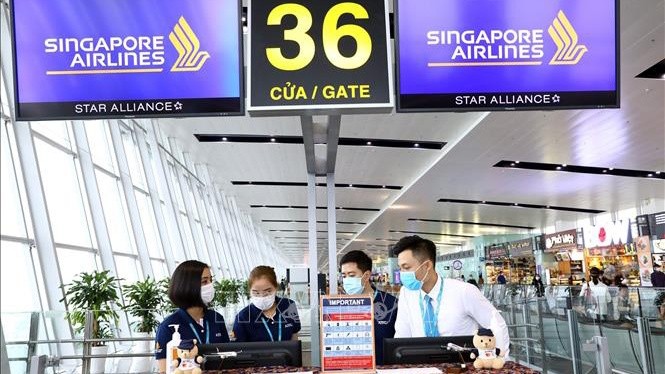 Nhân viên Cảng Hàng không Quốc tế Nội Bài thực hiện nghiêm việc đeo khẩu trang tại sân bay