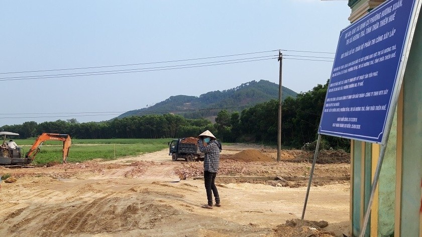 Khu TĐC xã Hương Xuân  (TX Hương Trà) mới đang đổ đất để san nền