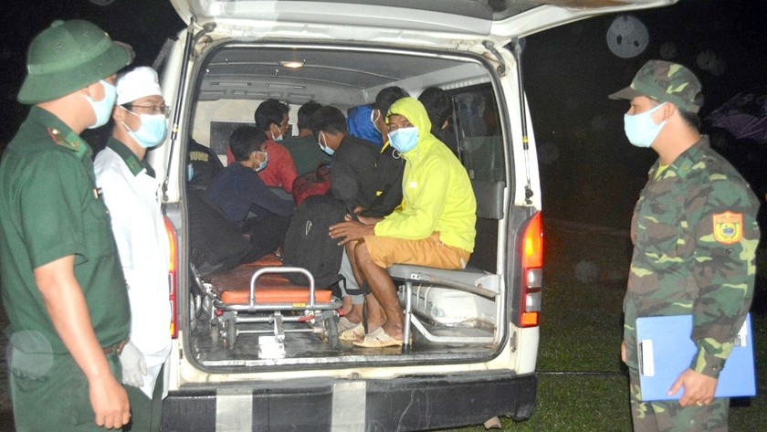 12 người vượt biên trái phép từ Lào về Việt Nam để trốn cách ly bị BĐBP phát hiện.