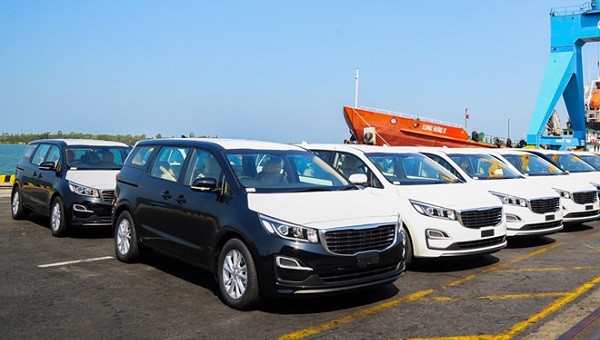 Lô xe Kia Grand Carnival được đưa vào container tại Khu công nghiệp THACO Chu Lai (Quảng Nam) để xuất khẩu sang Thái Lan