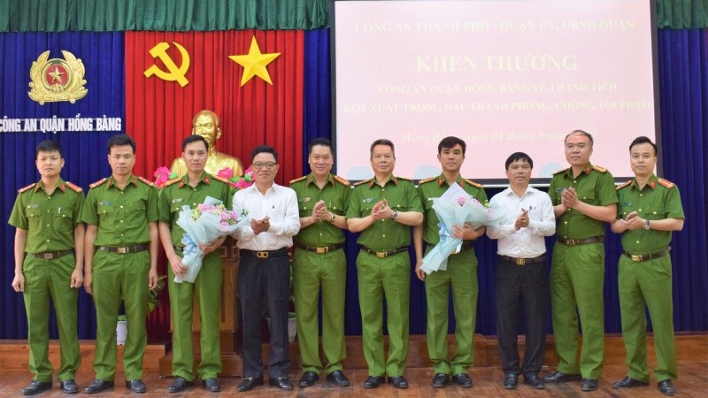 CATP và lãnh đạo Quận ủy, HĐND, UBND quận Hồng Bàng khen thưởng chiến công của CAQ Hồng Bàng