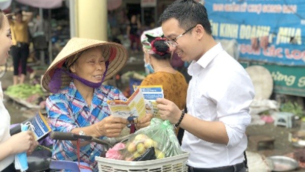 Người dân phấn khởi khi được nghe tuyên truyền về bảo hiểm xã hội tự nguyện