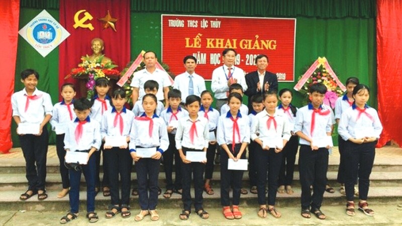 Đại diện VPĐD Báo PLVN tại Thừa Thiên - Huế  trao học bổng cho các em học sinh nghèo trường THCS Lộc Thuỷ, Phú Lộc, Thừa Thiên - Huế