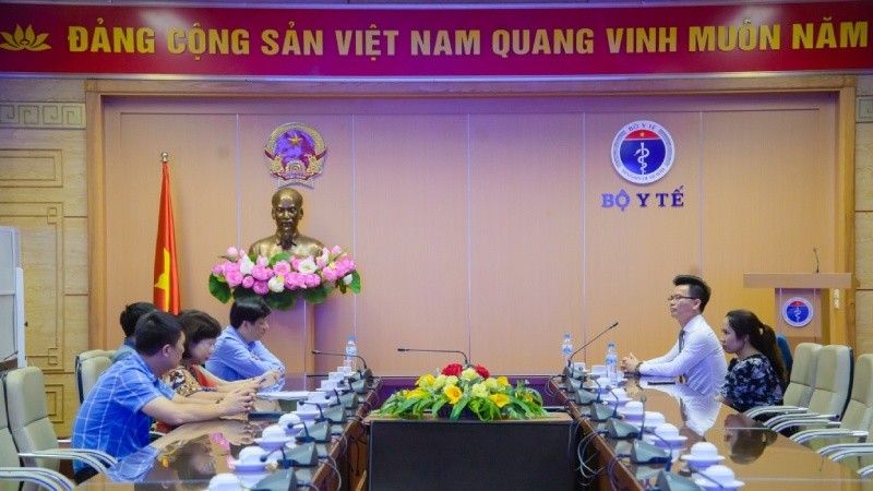 Ông Nguyễn Thanh Long – Quyền Bộ trưởng Bộ Y tế tiếp Lãnh đạo Tập đoàn Ecopark trong buổi lễ tiếp nhận hỗ trợ Bệnh viện C Đà Nẵng số tiền 3 tỷ đồng