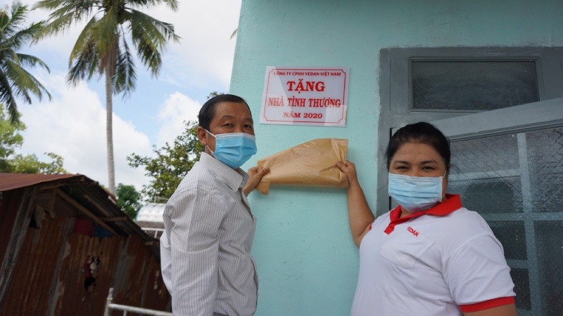 Bà Nguyễn Thu Thủy - Phó Giám đốc đối ngoại Công ty Vedan Việt Nam và ông Nguyễn Thanh Hòa - Phó Chủ tịch UBMTTQVN huyện Nhơn Trạch cùng tháo bảng khánh thành.