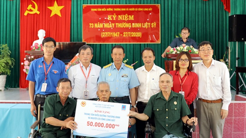 Ông Nguyễn Sinh Khang, Chủ tịch HĐQT PV GAS (thứ 2 từ trái sang, hàng trên) tham gia chương trình Nghĩa tình đồng đội, chăm sóc Thương bệnh binh, gia đình có công trong dịp 27/7 vừa qua.