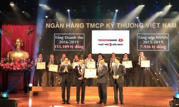 Phó Tổng Giám đốc Techcombank, ông Phạm Quang Thắng nhận bằng khen tại buổi lễ vinh danh.