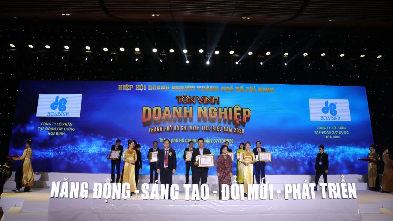 Tập đoàn Xây dựng Hòa Bình vinh dự nhận giải “Doanh nghiệp TP HCM tiêu biểu 2020”.