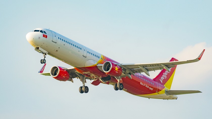 Vietjet vận chuyển miễn phí hàng hoá cứu trợ, tặng vé cho cán bộ đến vùng lũ