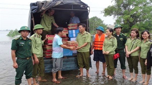 Quản lý thị trường phối hợp với các lực lượng chức năng hỗ trợ đồng bào vùng lũ Quảng Trị.