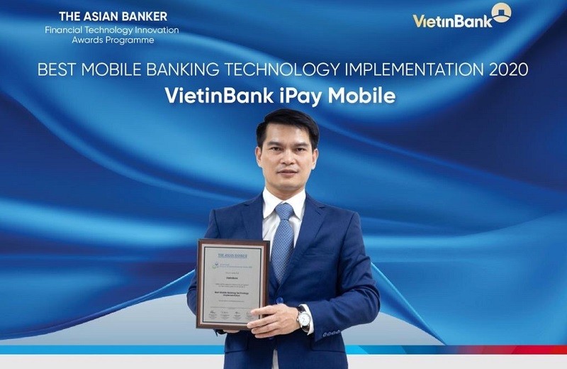 Ông Đàm Hồng Tiến - Giám đốc Khối Bán lẻ VietinBank nhận giải thưởng “Ứng dụng công nghệ ngân hàng trên điện thoại tốt nhất”.
