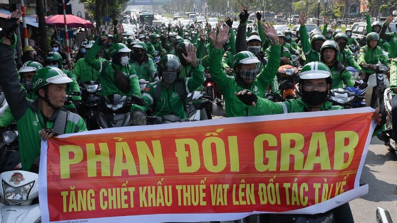 Tài  xế Grab  phản đối tăng giá cước và giảm tỷ lệ chia cho tài xế. 